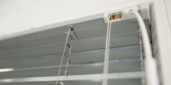 PVC okna z žaluzijami preprečijo nezaželjene poglede v vašo zasebnost.